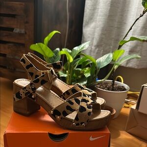 Topshop Tan and Black Sandals Open-Toe Slip-On